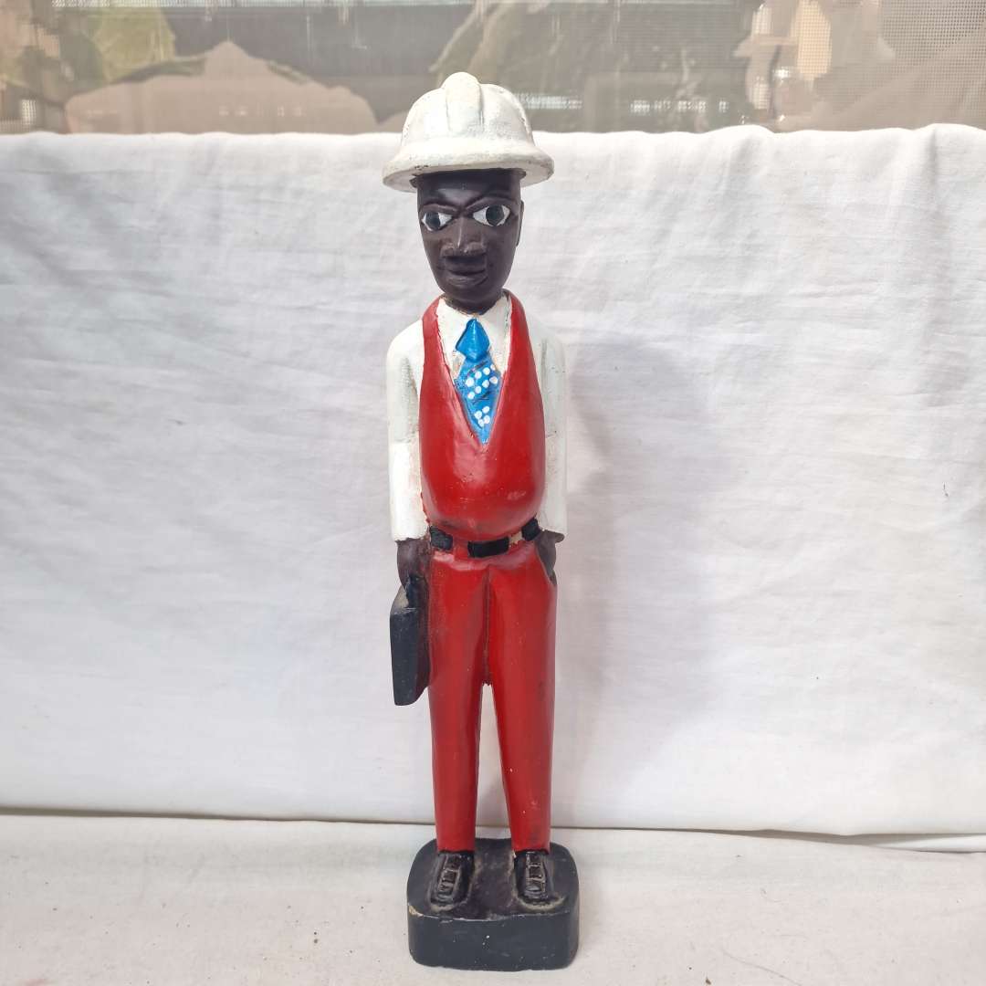 handcrafted-man-statue-colon