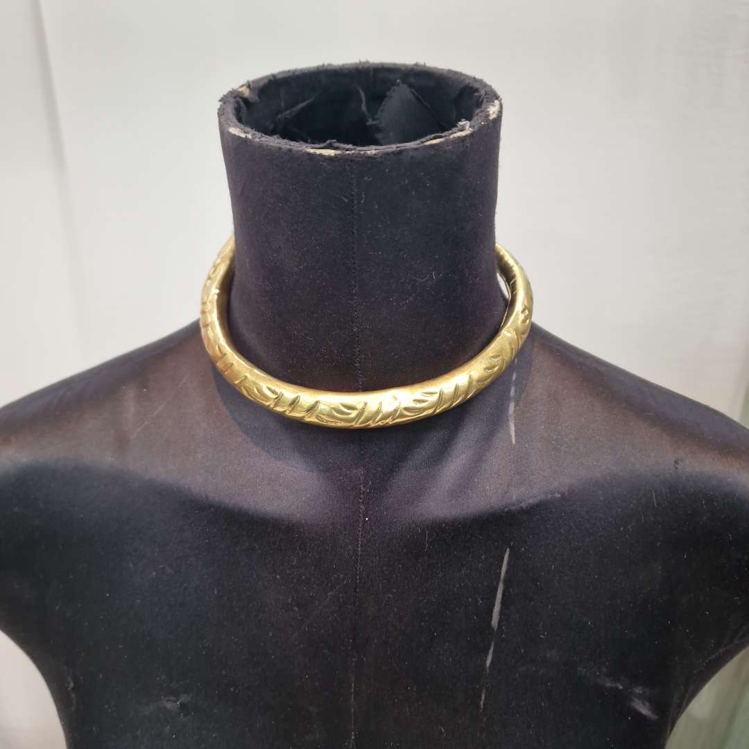 vintage-gold-choker-necklace-jewelry