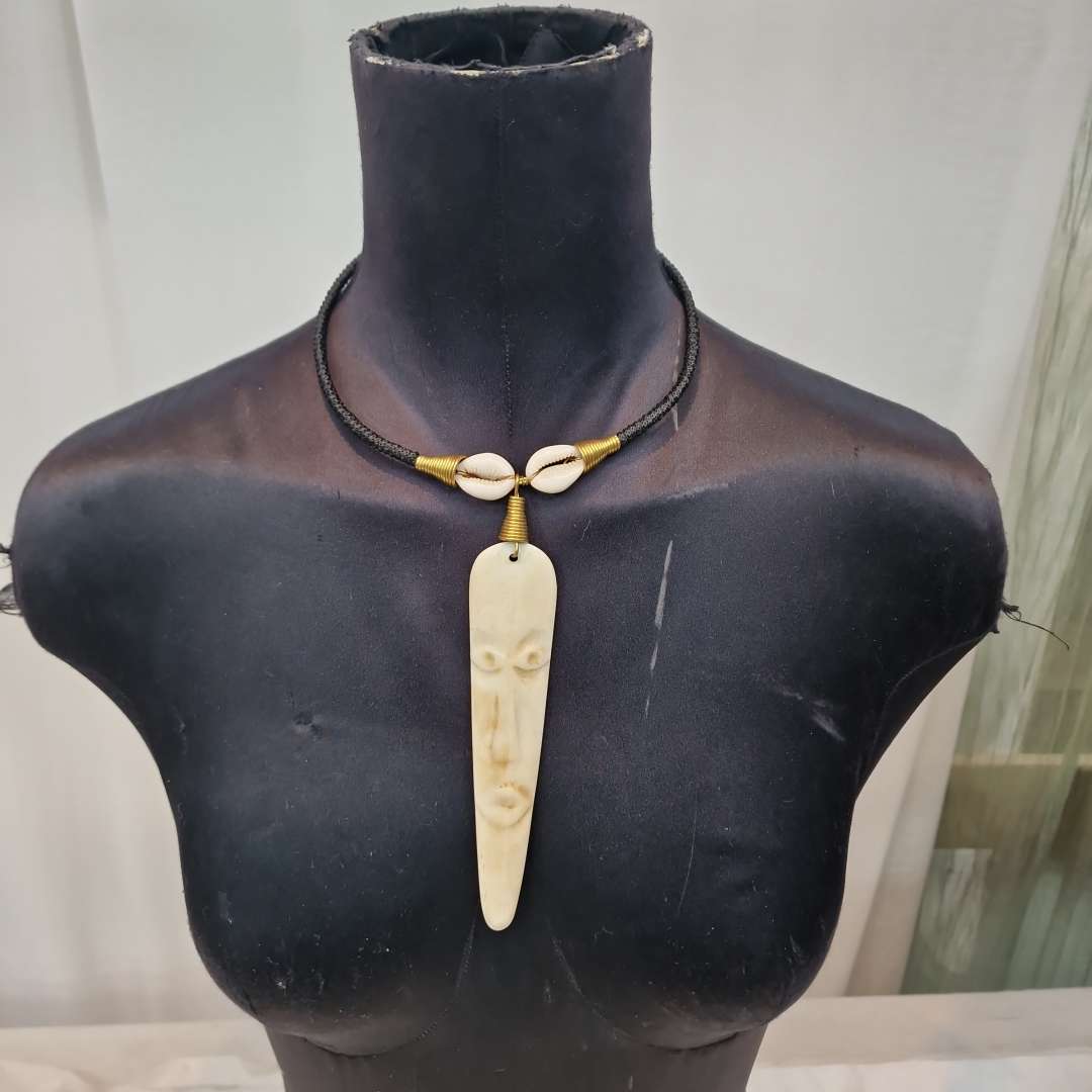 handcrafted-necklace-with-carved-pendant-unique-design