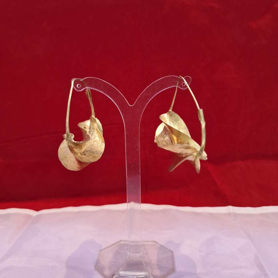 handcrafted-gold-leaf-earrings-aqgkx